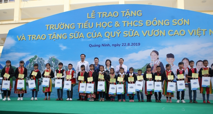 Trao tặng 2 trường học và hơn 70 nghìn ly sữa cho trẻ em Quảng Ninh trao tang 2 truong hoc va hon 70 nghin ly sua cho tre em quang ninh