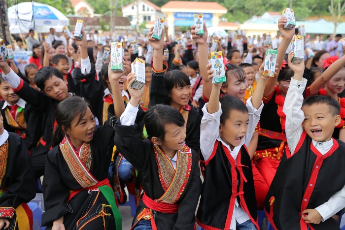 Trao tặng 2 trường học và hơn 70 nghìn ly sữa cho trẻ em Quảng Ninh trao tang 2 truong hoc va hon 70 nghin ly sua cho tre em quang ninh