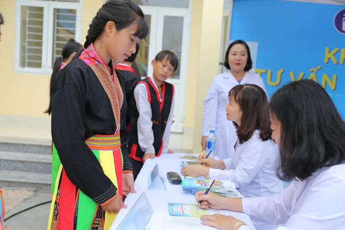 Trao tặng 2 trường học và hơn 70 nghìn ly sữa cho trẻ em Quảng Ninh trao tang 2 truong hoc va hon 70 nghin ly sua cho tre em quang ninh