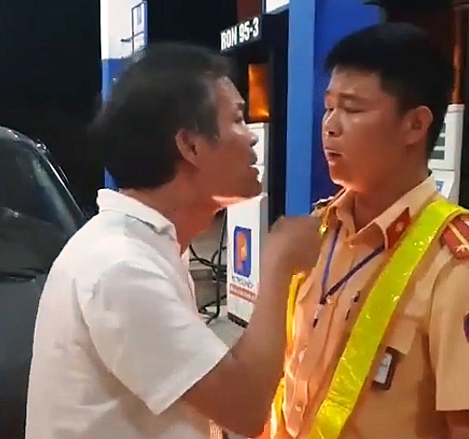 Danh tính tài xế xe biển xanh tát vào mặt CSGT ở Thanh Hoá danh tinh tai xe xe bien xanh tat vao mat csgt o thanh hoa