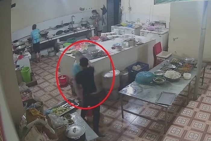 video ke la mat tat thang ca axit vao mat co gai o hoa binh