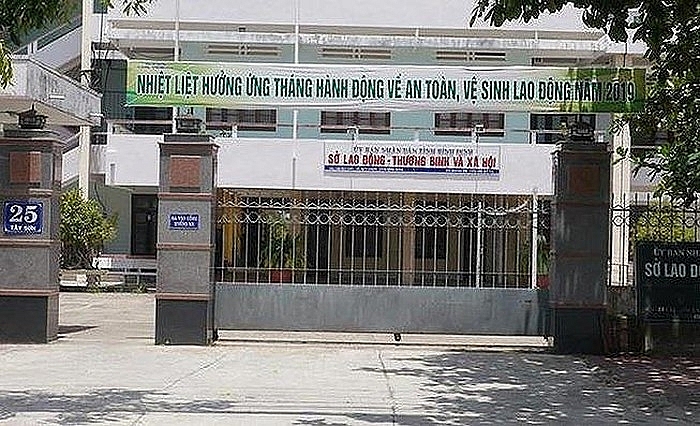 binh dinh bo phieu buoc thoi viec pho giam doc so bi to di tron no