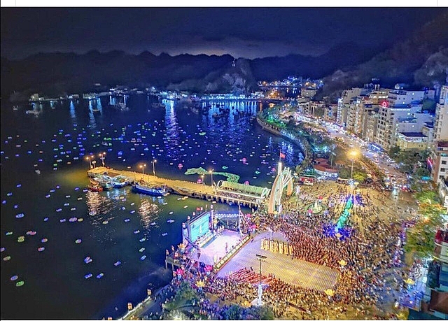 Thả 3 vạn hoa đăng nhựa xuống biển, lãnh đạo địa phương nói "để bảo vệ môi trường" tha 3 van hoa dang nhua xuong bien lanh dao dia phuong noi de bao ve moi truong