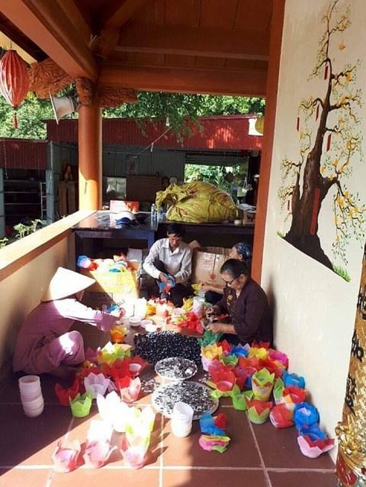 Thả 3 vạn hoa đăng nhựa xuống biển, lãnh đạo địa phương nói "để bảo vệ môi trường" tha 3 van hoa dang nhua xuong bien lanh dao dia phuong noi de bao ve moi truong