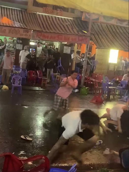 video kinh hoang canh hang chuc nguoi hon chien tren pho bui vien