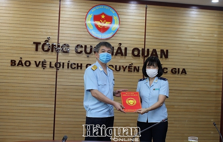 Phó Tổng cục trưởng Mai Xuân Thành trao quyết định bổ nhiệm cho bà Trần Thị Thúy Hòa (Ảnh: Báo Hải quan) 4745 5056 img 0520