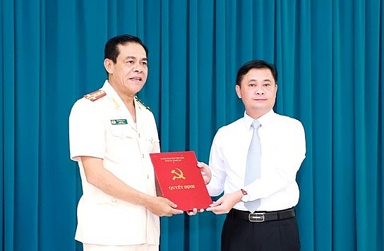 Bí thư Tỉnh ủy Nghệ An Thái Thanh Quý trao quyết định cho Đại tá Võ Trọng Hải (Ảnh: VGP) 4530 nghean