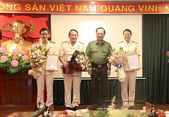 Các cán bộ nhận quyết định (Ảnh: VGP) 5004 bca