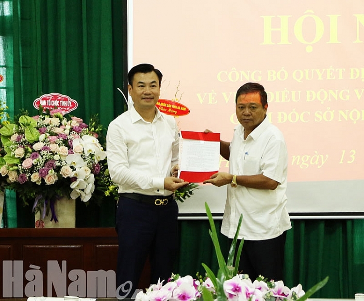 Ông Trương Công Khải nhận quyết định điều động, bổ nhiệm (Ảnh: Báo Hà Nam) 1207 dong chi nguyen xuan dong trao quyet dinh dieu don 59 2