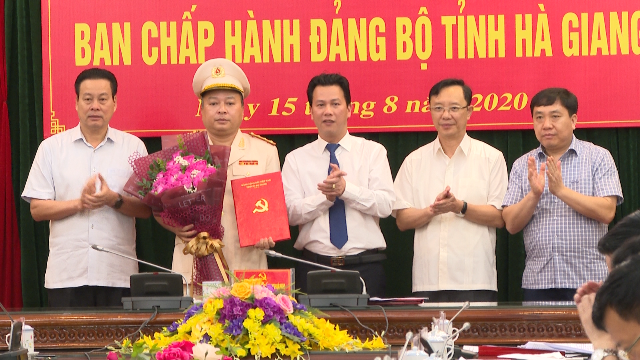 Lãnh đạo tỉnh Hà Giang chúc mừng Đại tá Phan Huy Ngọc (Ảnh: VGP) 2806 hagiang1
