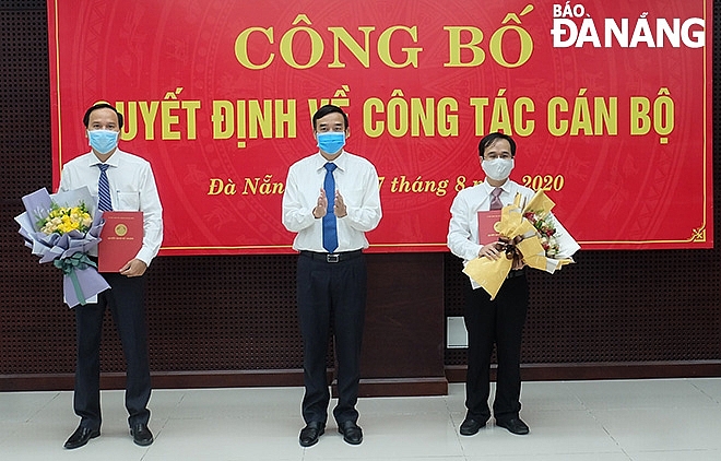 Ông Huỳnh Huy Hòa (bìa phải) và Đặng Đình Đức (bìa trái) nhận quyết định bổ nhiệm (Ảnh: Báo Đà Nẵng) 3643 images1575744 cong bo vien ktxh