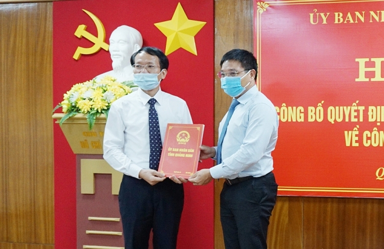Ông Nguyễn Văn Thắng, Chủ tịch UBND tỉnh Quảng Ninh trao quyết định cho ông Nguyễn Mạnh Tuấn (Ảnh: Báo Quảng Ninh) 5128 images1415254 dsc06404