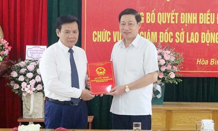 Ông Bùi Văn Cửu, Phó Chủ tịch UBND tỉnh trao quyết định cho ông Đới Văn Chinh (Ảnh: Báo Hòa Bình) 3550 144576 img 7123