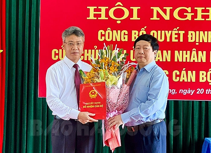 Ông Nguyễn Dương Thái trao quyết định bổ nhiệm cho ông Vũ Đức Hạnh (Ảnh: Báo Hải Dương) 5001 3 so ban co pho giam doc moi 2 172639