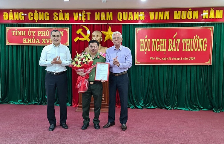 Đại tá Phan Thanh Tám nhận quyết định (Ảnh: Báo Phú Yên) 0459 ca