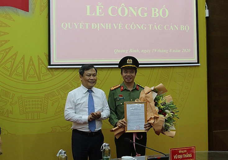 Bí thư Tỉnh ủy Vũ Đại Thắng trao quyết định cho Đại tá Nguyễn Tiến Nam (Ảnh: Báo Quảng Bình) 0825 images675555 a2