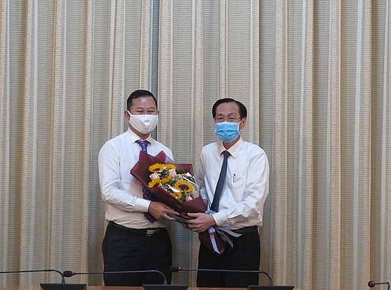 Ông Trần Phú Lữ nhận quyết định (Ảnh: SGGP) 0455 img 6726 mgof