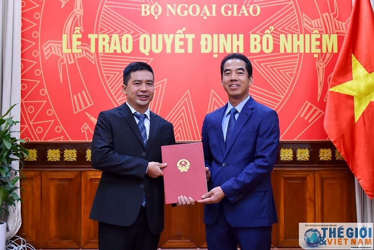 Ông Hoàng Thùy Dương nhận quyết định (Ảnh: Báo quốc tế) 2839 trao quyet dinh bo nhiem can bo cap vu va tap su cap vu cua bo ngoai giao