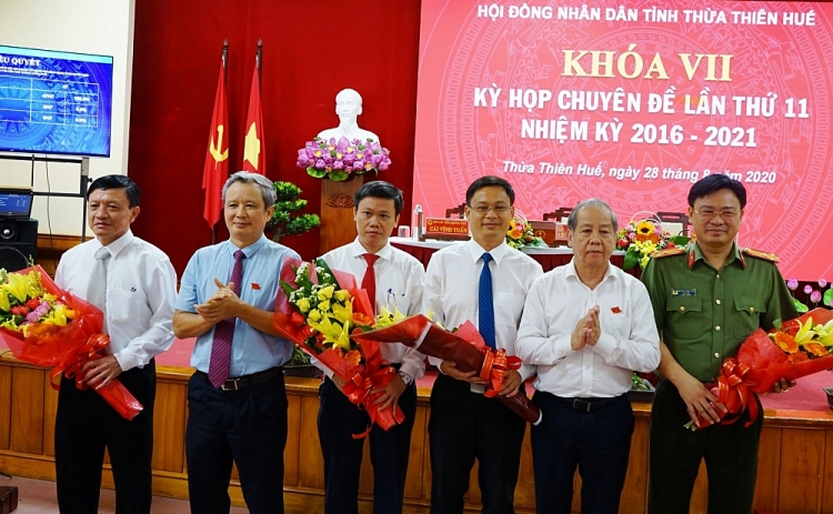 Phó Chủ tịch UBND tỉnh Nguyễn Thanh Bình (thứ 3 từ phải) và các ủy viên UBND tỉnh nhiệm kỳ 2016-2021 (Ảnh: Báo Thừa Thiên - Huế) 0851 uy vien ubnd 2