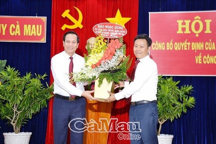 Bộ trưởng Bộ Lao động - Thương binh và Xã hội chúc mừng ông Lê Quân 1147 dsc 9056