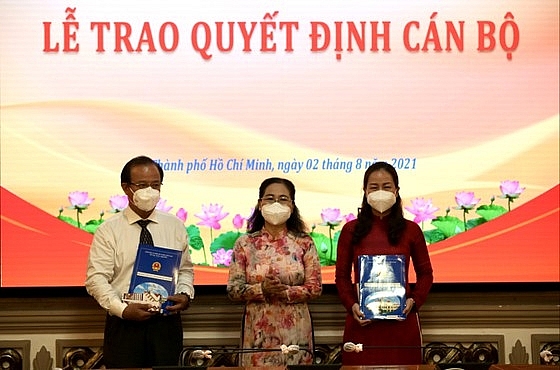 Chủ tịch HĐND TP.HCM Nguyễn Thị Lệ (giữa) trao quyết định cho các cán bộ (Ảnh: SGGP) Chủ tịch HĐND TP.HCM Nguyễn Thị Lệ (giữa) trao quyết định cho các cán bộ (Ảnh: SGGP)