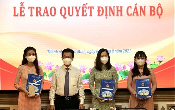 Các bà Nguyễn Thị Thanh Trúc, Nguyễn Thị Nga và Châu Trương Hoàng Thảo nhận quyết định (Ảnh: SGGP) Các bà Nguyễn Thị Thanh Trúc, Nguyễn Thị Nga và Châu Trương Hoàng Thảo nhận quyết định (Ảnh: SGGP)
