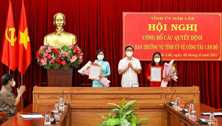 Bí thư Tỉnh ủy Nguyễn Đình Trung trao các quyết định (Ảnh: Báo Đắk Lắk) Bí thư Tỉnh ủy Nguyễn Đình Trung trao các quyết định (Ảnh: Báo Đắk Lắk)