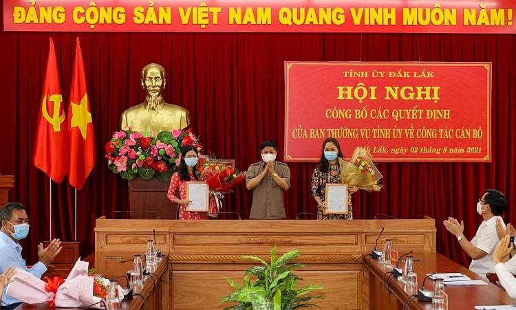 Bà Tô Thị Tâm (phải) và bà Đàm Thị Thuần (trái) nhận quyết định (Ảnh: Báo Đắk Lắ k( Bà Tô Thị Tâm (phải) và bà Đàm Thị Thuần (trái) nhận quyết định (Ảnh: Báo Đắk Lắ k(