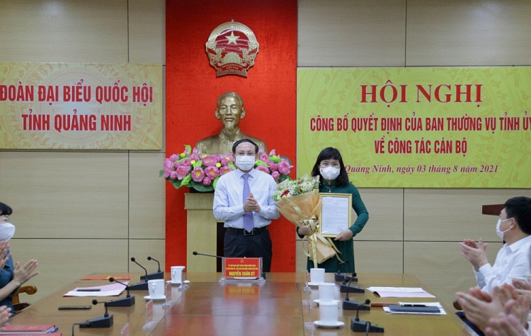 Ông Nguyễn Xuân Ký trao quyết định cho bà Nguyễn Thị Thu Hà (Ảnh: Báo Quảng Ninh)