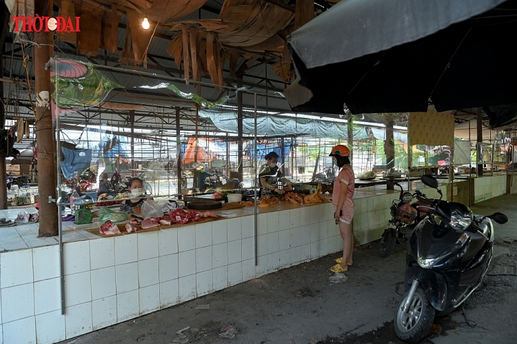 Hà Nội: Người dân nghiêm túc sử dụng phiếu đi chợ, tự giác chấp hành quy định giãn cách Hà Nội: Người dân nghiêm túc sử dụng phiếu đi chợ, tự giác chấp hành quy định giãn cách