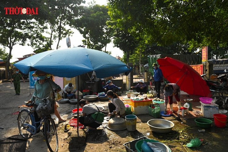 Hà Nội: Người dân nghiêm túc sử dụng phiếu đi chợ, tự giác chấp hành quy định giãn cách Hà Nội: Người dân nghiêm túc sử dụng phiếu đi chợ, tự giác chấp hành quy định giãn cách