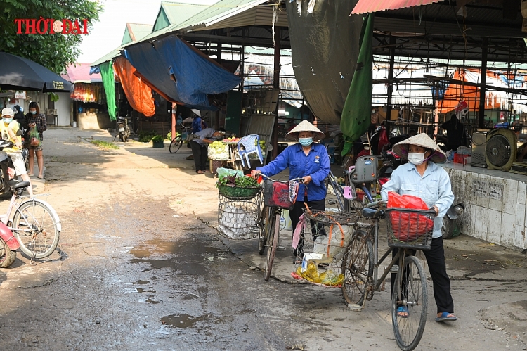 Hà Nội: Người dân nghiêm túc sử dụng phiếu đi chợ, tự giác chấp hành quy định giãn cách Hà Nội: Người dân nghiêm túc sử dụng phiếu đi chợ, tự giác chấp hành quy định giãn cách