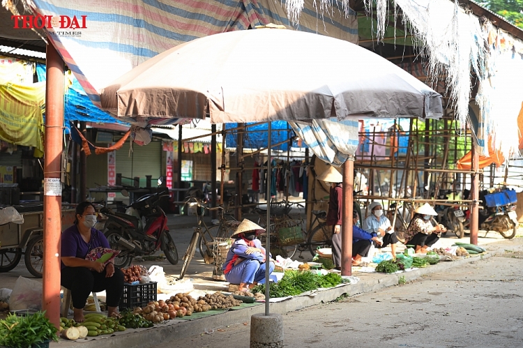 Hà Nội: Người dân nghiêm túc sử dụng phiếu đi chợ, tự giác chấp hành quy định giãn cách Hà Nội: Người dân nghiêm túc sử dụng phiếu đi chợ, tự giác chấp hành quy định giãn cách