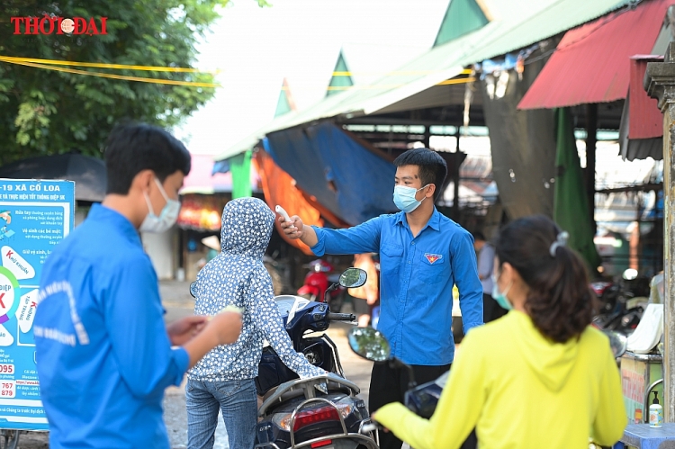 Hà Nội: Người dân nghiêm túc sử dụng phiếu đi chợ, tự giác chấp hành quy định giãn cách Hà Nội: Người dân nghiêm túc sử dụng phiếu đi chợ, tự giác chấp hành quy định giãn cách