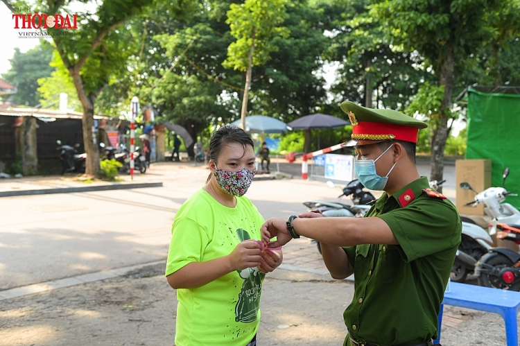 Hà Nội: Người dân nghiêm túc sử dụng phiếu đi chợ, tự giác chấp hành quy định giãn cách Hà Nội: Người dân nghiêm túc sử dụng phiếu đi chợ, tự giác chấp hành quy định giãn cách