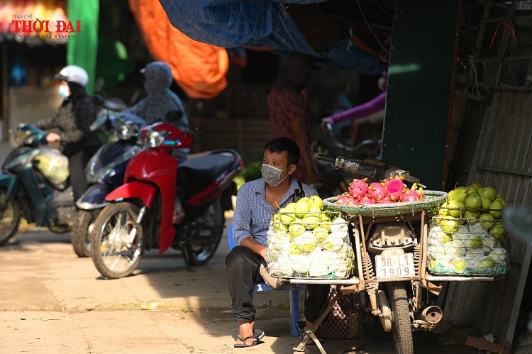 Hà Nội: Người dân nghiêm túc sử dụng phiếu đi chợ, tự giác chấp hành quy định giãn cách Hà Nội: Người dân nghiêm túc sử dụng phiếu đi chợ, tự giác chấp hành quy định giãn cách