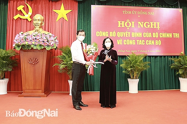 Bà Trương Thị Mai trao quyết định cho ông Nguyễn Hồng Lĩnh Bà Trương Thị Mai trao quyết định cho ông Nguyễn Hồng Lĩnh