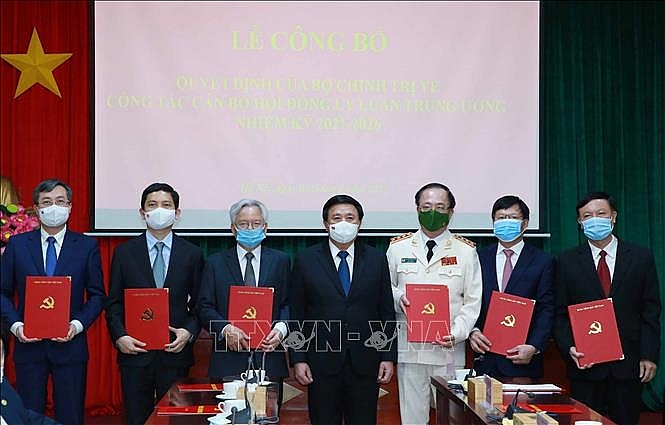 Ông Nguyễn Xuân Thắng, Chủ tịch Hội đồng Lý luận Trung ương, Giám đốc Học viện Chính trị quốc gia Hồ Chí Minh trao quyết định cho các cán bộ Ông Nguyễn Xuân Thắng, Chủ tịch Hội đồng Lý luận Trung ương, Giám đốc Học viện Chính trị quốc gia Hồ Chí Minh trao quyết định cho các cán bộ