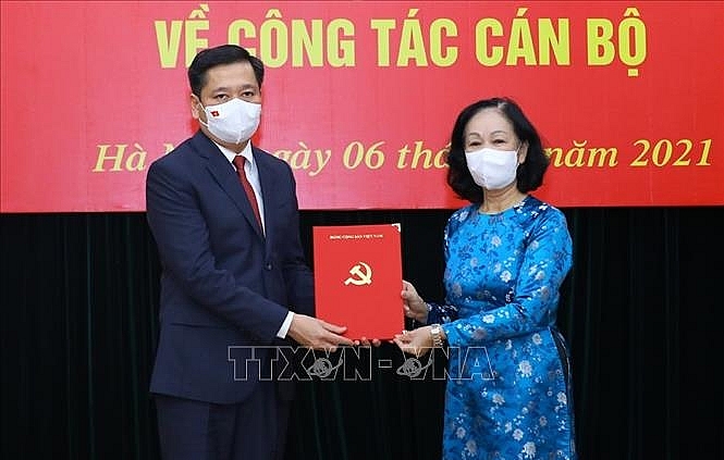 Bà Trương Thị Mai trao quyết định cho ông Nguyễn Long Hải Bà Trương Thị Mai trao quyết định cho ông Nguyễn Long Hải