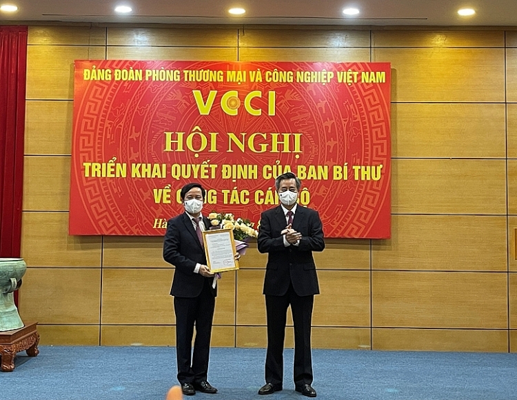 Ông Nguyễn Quang Dương (phải) trao quyết định cho ông Phạm Tấn Công (Ảnh: Báo điện tử ĐCSVN) Ông Nguyễn Quang Dương (phải) trao quyết định cho ông Phạm Tấn Công (Ảnh: Báo điện tử ĐCSVN)