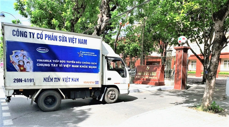 Với sự nỗ lực và quyết tâm của tập thể nhân viên, hàng trăm chuyến xe của Vinamilk vẫn đều đặn lăn bánh, mang món quà sức khỏe đến với tuyến đầu Với sự nỗ lực và quyết tâm của tập thể nhân viên, hàng trăm chuyến xe của Vinamilk vẫn đều đặn lăn bánh, mang món quà sức khỏe đến với tuyến đầu