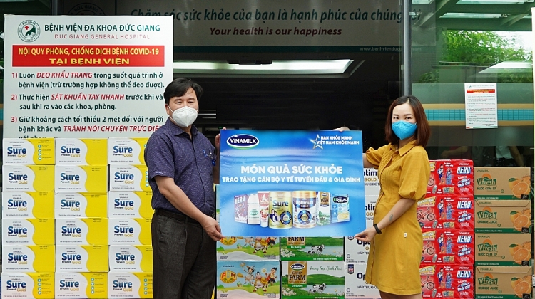 Đại diện Bệnh viện Đa khoa Đức Giang (Tp. Hà Nội) nhận “món quà sức khỏe” từ Vinamilk Đại diện Bệnh viện Đa khoa Đức Giang (Tp. Hà Nội) nhận “món quà sức khỏe” từ Vinamilk