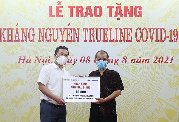 Ông Nguyễn Hồng Sâm, Tổng Giám đốc Cổng TTĐT Chính phủ, Tổng Biên tập Báo điện tử Chính phủ (người bên trái) tiếp nhận 50.000 bộ kít từ Công ty Medicon tặng TP. Cần Thơ. Ảnh: VGP/Hoàng Giang Ông Nguyễn Hồng Sâm, Tổng Giám đốc Cổng TTĐT Chính phủ, Tổng Biên tập Báo điện tử Chính phủ (người bên trái) tiếp nhận 50.000 bộ kít từ Công ty Medicon tặng TP. Cần Thơ. Ảnh: VGP/Hoàng Giang
