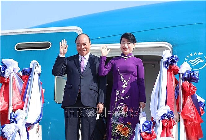 Chủ tịch nước Nguyễn Xuân Phúc và Phu nhân tại Sân bay quốc tế Wattay, Thủ đô Vientiane. Ảnh: Thống Nhất/TTXVN Chủ tịch nước Nguyễn Xuân Phúc và Phu nhân tại Sân bay quốc tế Wattay, Thủ đô Vientiane. Ảnh: Thống Nhất/TTXVN
