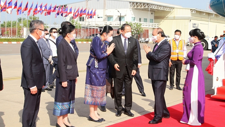Lễ đón Chủ tịch nước Cộng hòa xã hội chủ nghĩa Việt Nam Nguyễn Xuân Phúc và Phu nhân cùng Đoàn đại biểu cấp cao Đảng và Nhà nước Việt Nam tại Sân bay quốc tế Wattay, Thủ đô Vientiane Lễ đón Chủ tịch nước Cộng hòa xã hội chủ nghĩa Việt Nam Nguyễn Xuân Phúc và Phu nhân cùng Đoàn đại biểu cấp cao Đảng và Nhà nước Việt Nam tại Sân bay quốc tế Wattay, Thủ đô Vientiane
