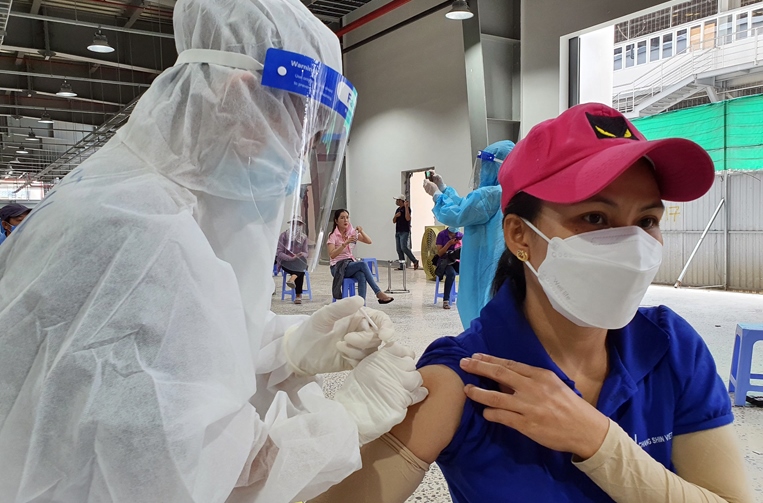 Ưu tiên tiêm vaccine cho công nhân các doanh nghiệp thực hiện “3 tại chỗ” Ưu tiên tiêm vaccine cho công nhân các doanh nghiệp thực hiện “3 tại chỗ”