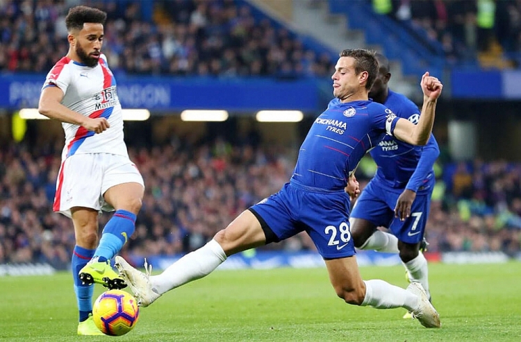 Chelsea (xanh) đang đầy hứng phấn sau chức vô địch Siêu cúp châu Âu Chelsea (xanh) đang đầy hứng phấn sau chức vô địch Siêu cúp châu Âu