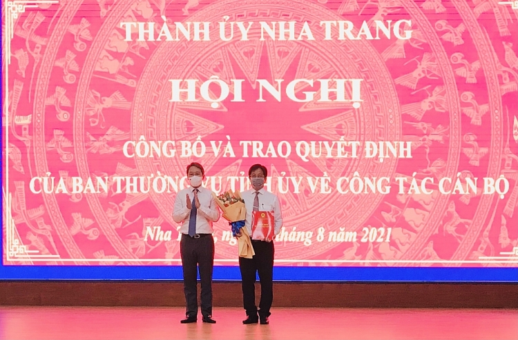 Ông Hồ Văn Mừng (phải) nhận quyết định (Ảnh: Báo Khánh Hòa)