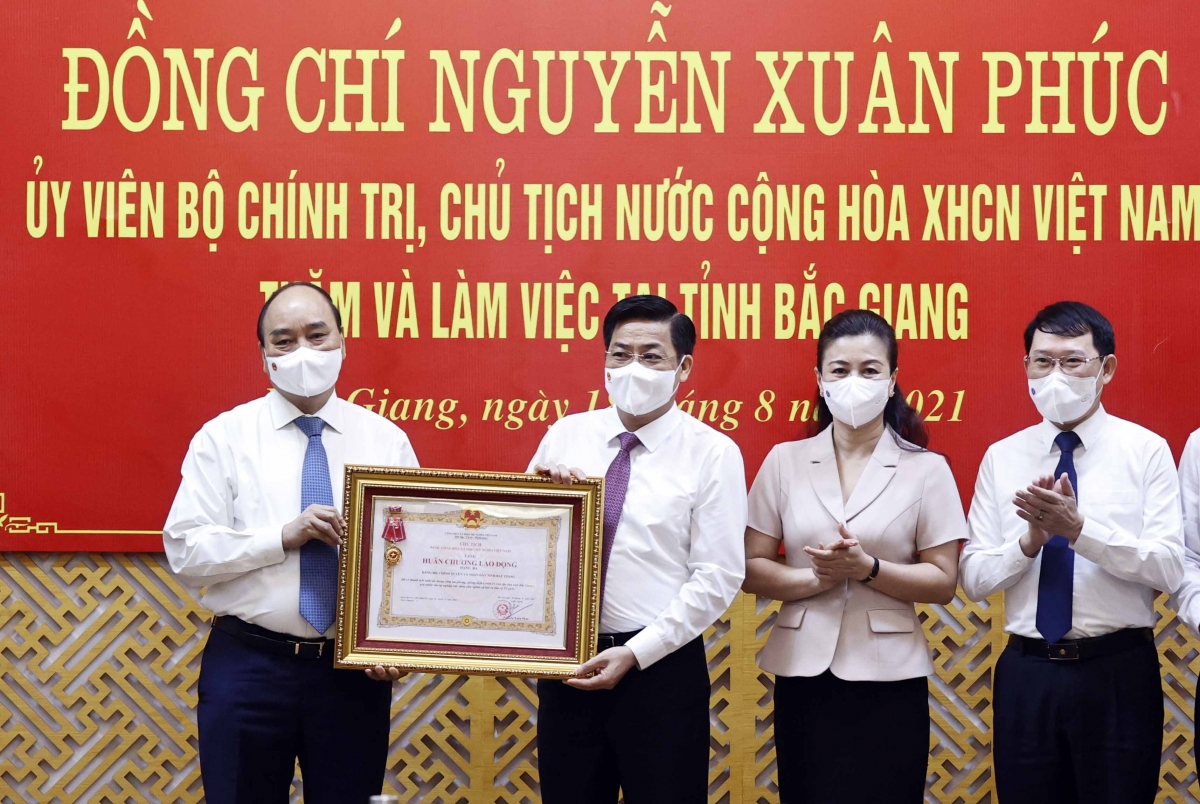 Chủ tịch nước tặng Huân chương cho tỉnh Bắc Giang vì thành tích chống dịch Chủ tịch nước tặng Huân chương cho tỉnh Bắc Giang vì thành tích chống dịch