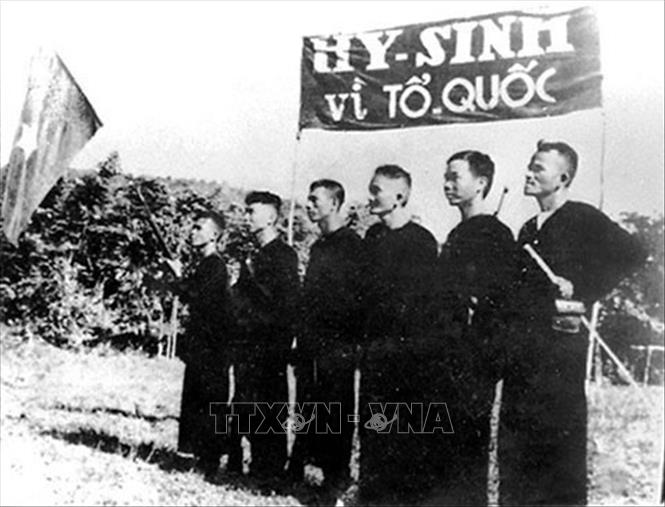 Chủ tịch Hồ Chí Minh với Cách mạng tháng Tám Chú thích ảnh
